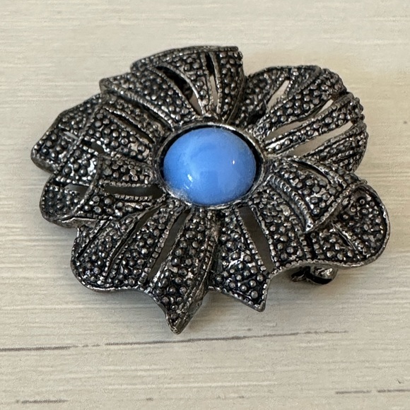 Jewelry - Beautiful vintage brooch